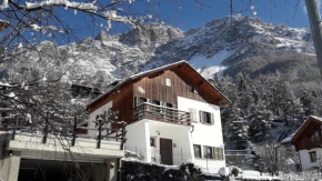 Villa Bianca Bormio garden and parking